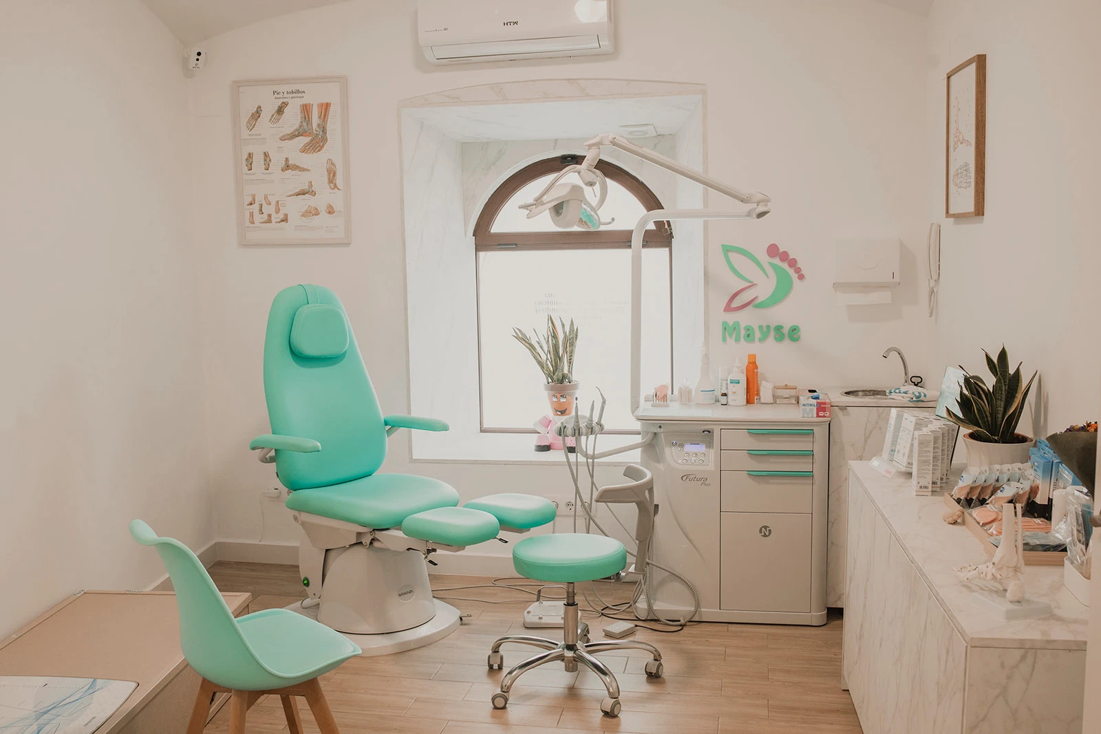 Paciente recibiendo atención profesional de especialista del pie en Olivenza